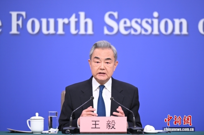 3月8日上昼10时，104届齐邦人年夜4次集会正在梅天亚要旨消息宣告厅举办记者会，恭请中同中心政事局委员、中接部少王毅便“中原中接战略战对于中相干”相干题目归问中中记者发问。中新社记者 田雨昊 摄
